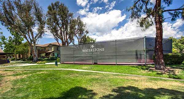 Waterstone Alta Loma Apartments Community lounge and barbecue area